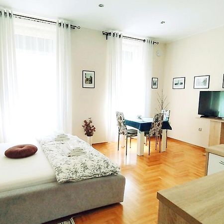 Lavender - City Room With Free Parking พูลา ภายนอก รูปภาพ