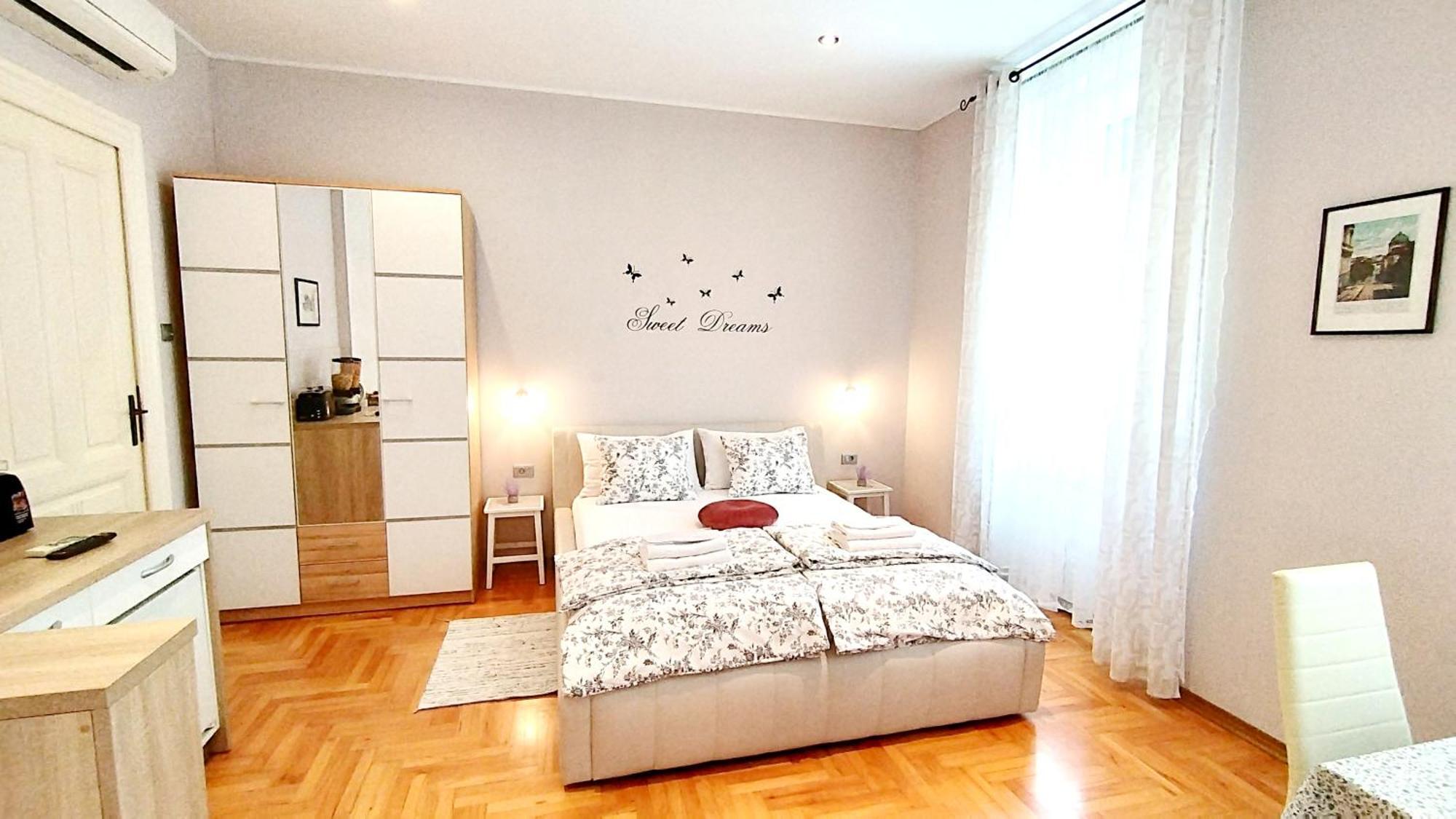 Lavender - City Room With Free Parking พูลา ภายนอก รูปภาพ