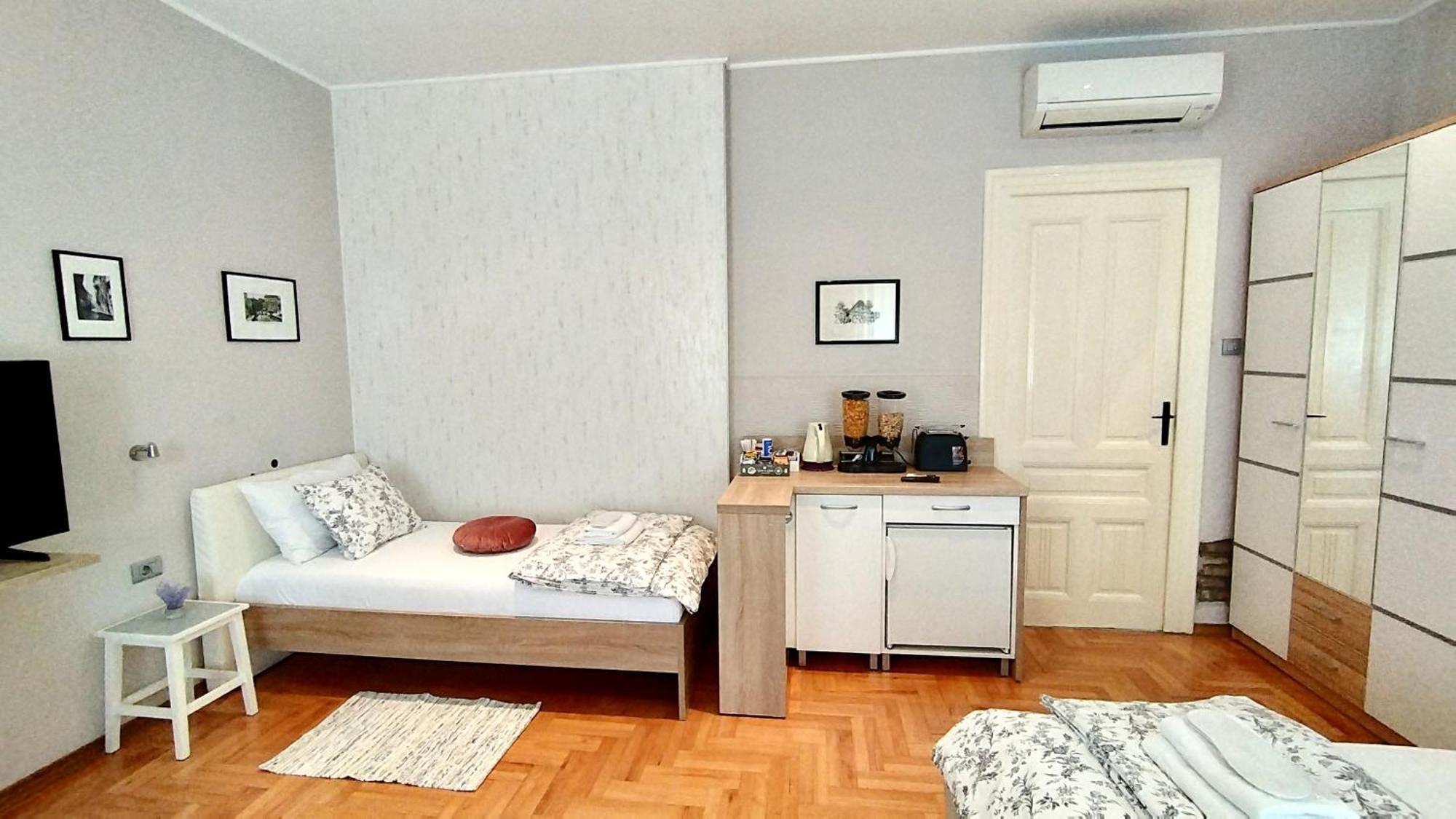 Lavender - City Room With Free Parking พูลา ภายนอก รูปภาพ
