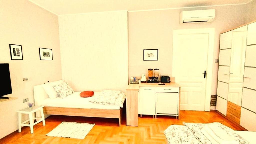 Lavender - City Room With Free Parking พูลา ภายนอก รูปภาพ