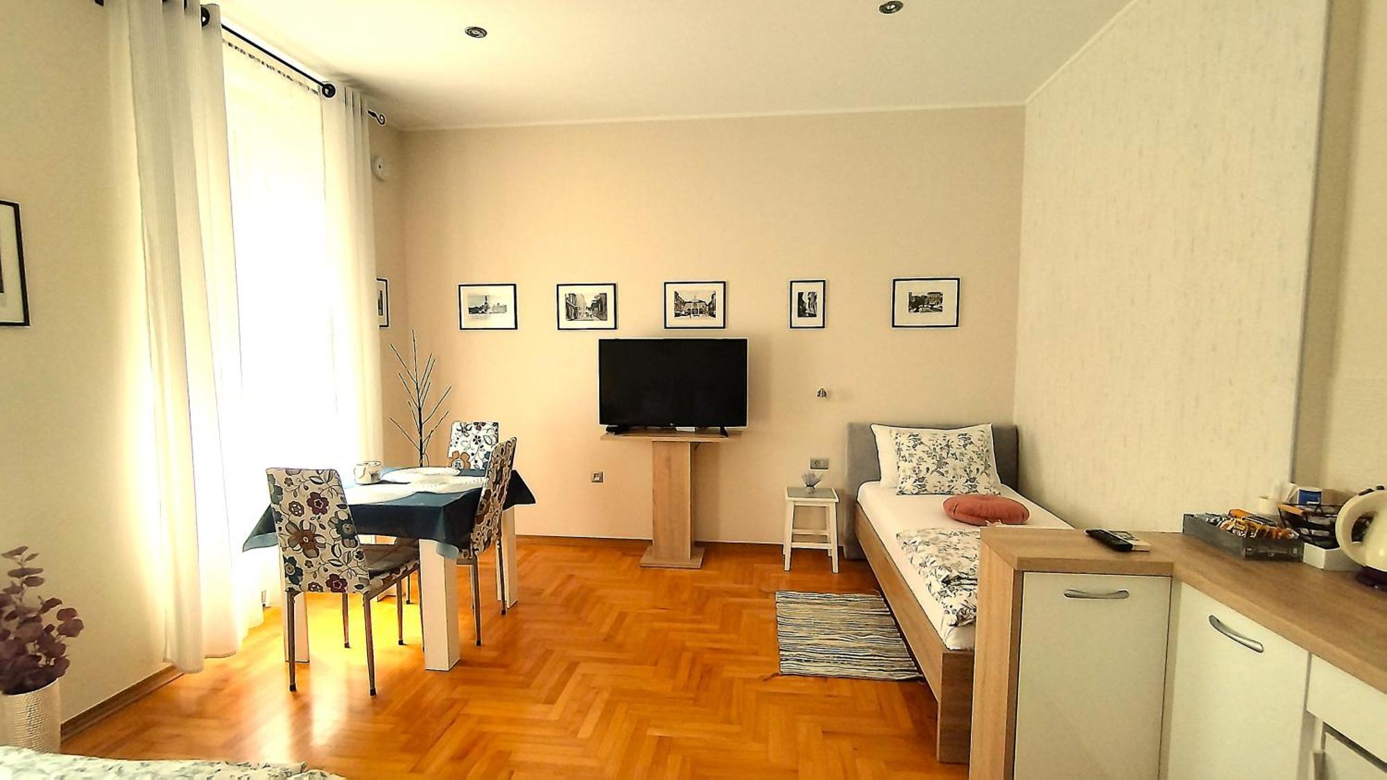 Lavender - City Room With Free Parking พูลา ภายนอก รูปภาพ